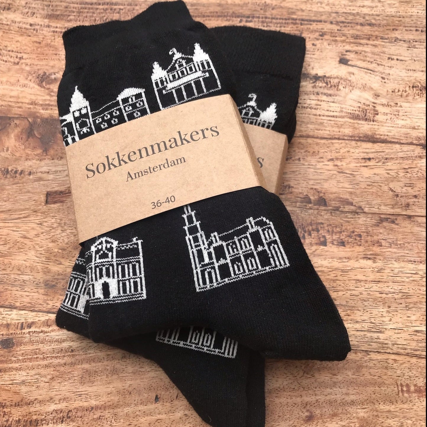 Zwarte sokken versierd met witte silhouetten van Amsterdamse historische architectuur, een zachte en stijl