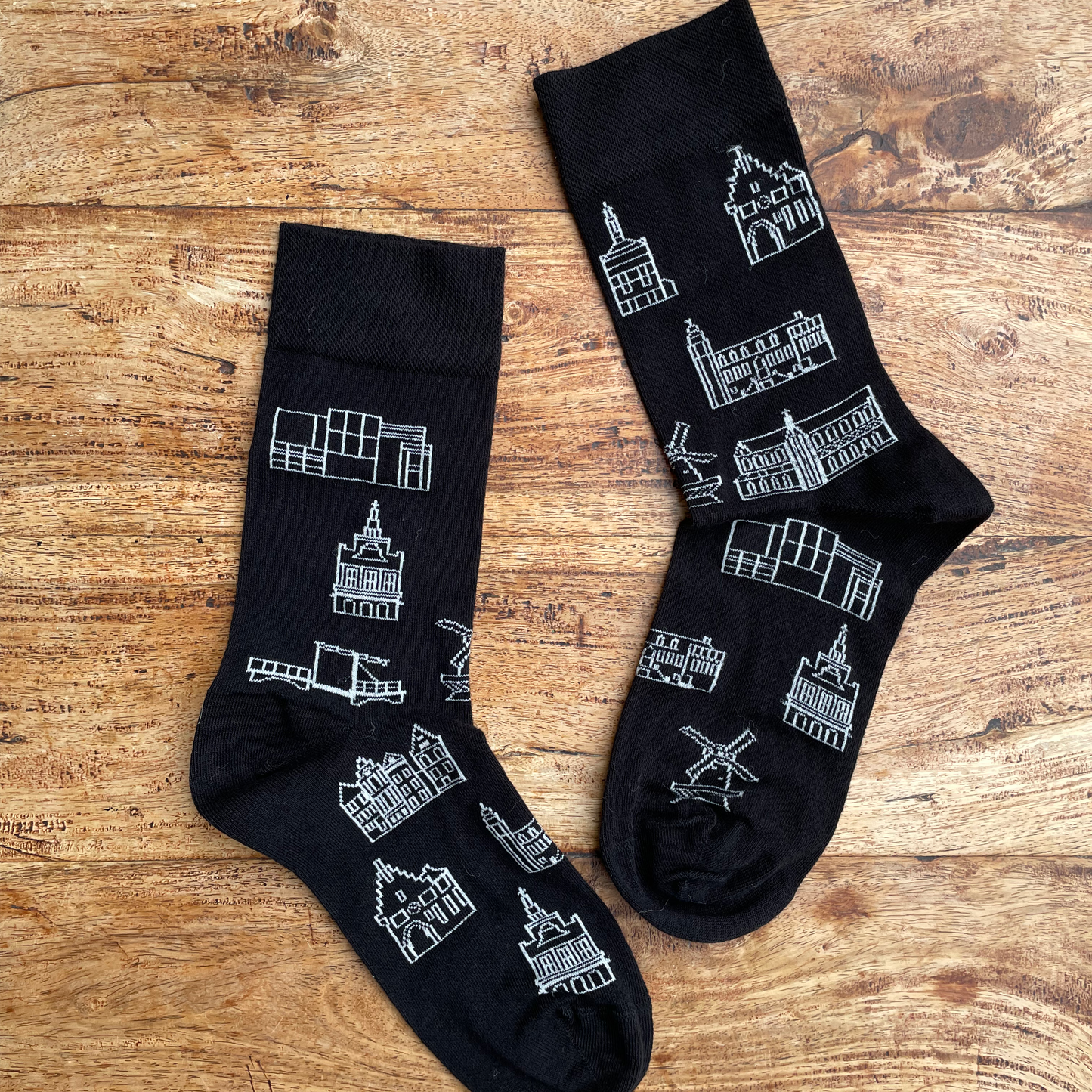 Kleurrijke Alkmaar sokken met stadssilhouet design
