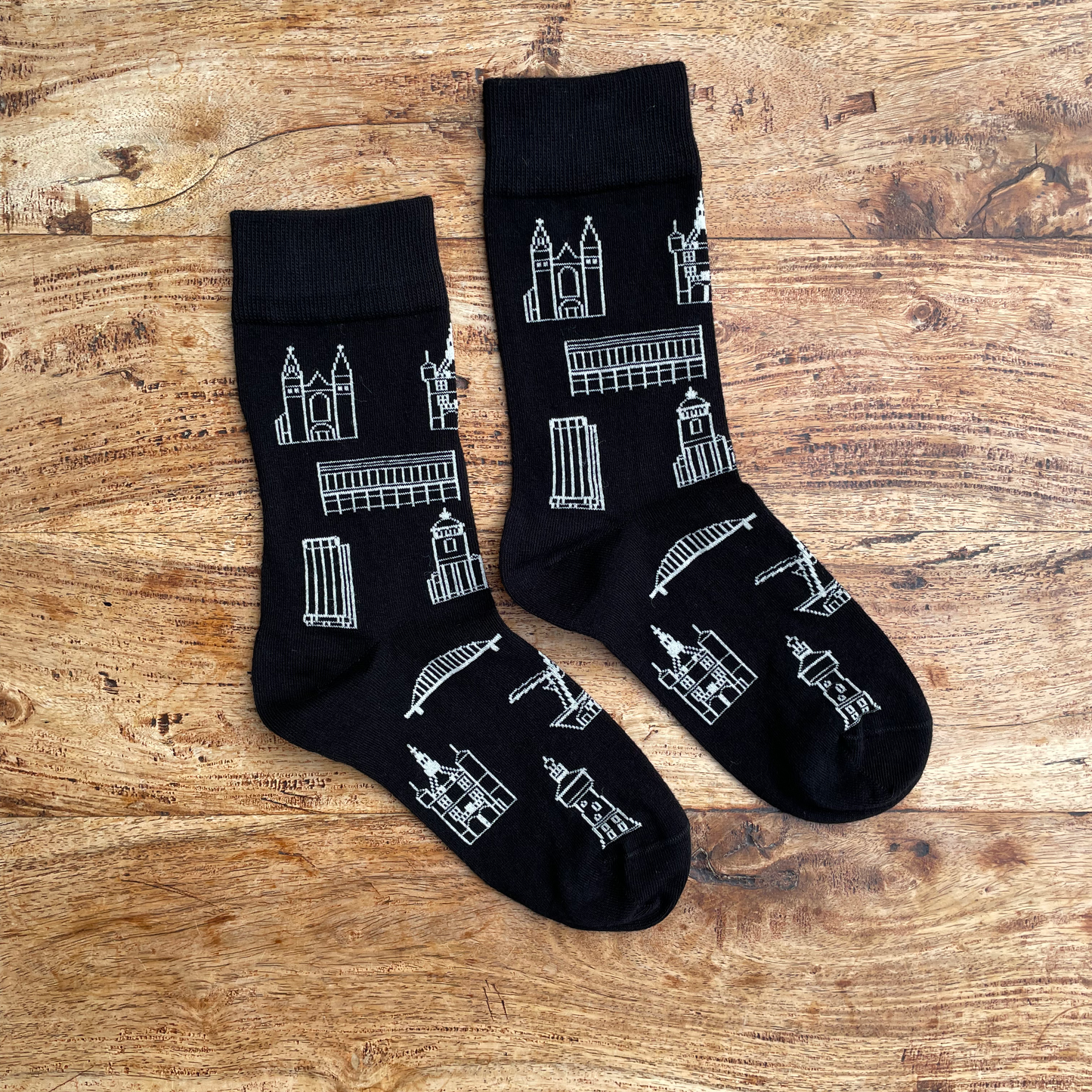 Zwarte Deventer sokken versierd met witte lijnen van iconische gebouwen, het ideale geschenk