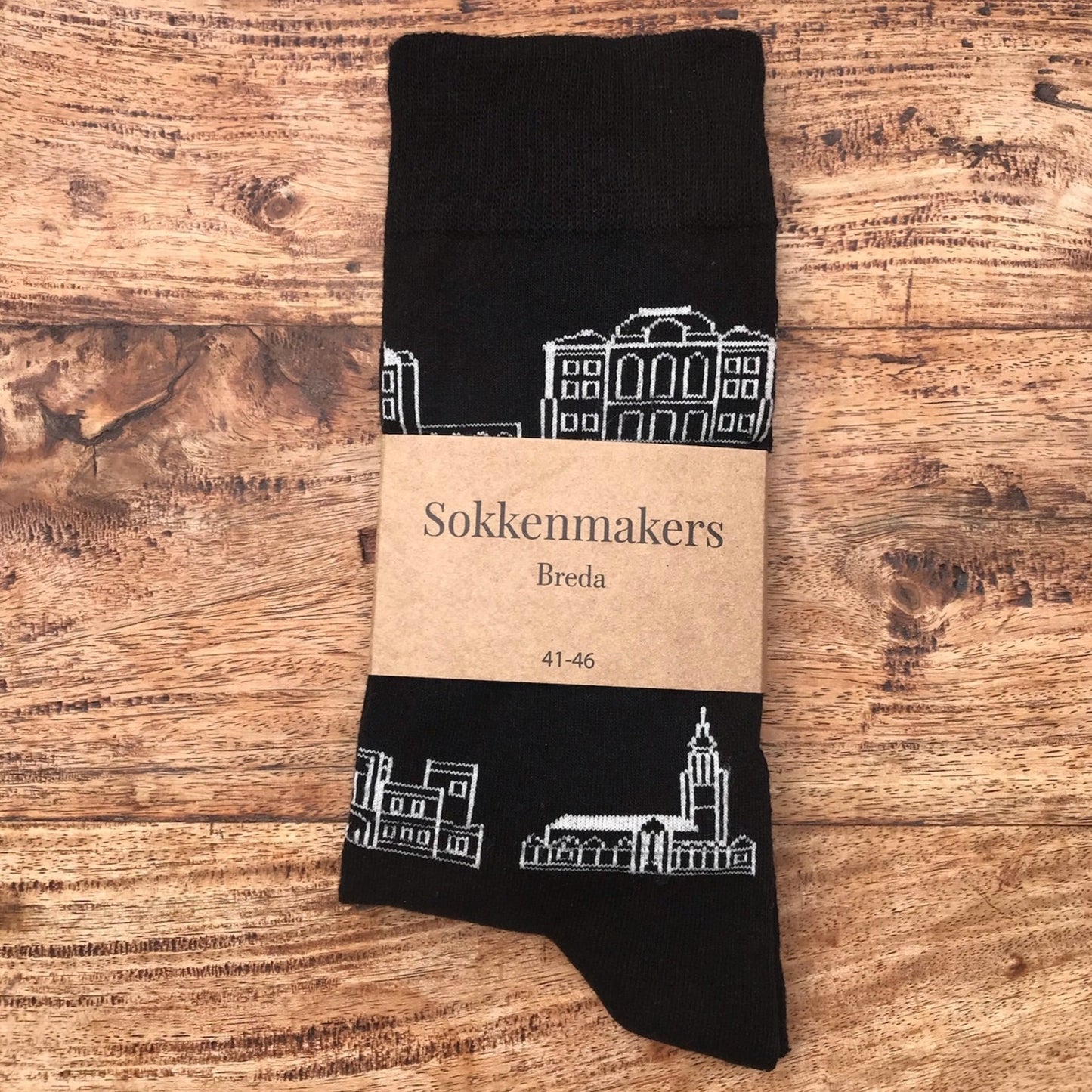Zwarte Breda sokken versierd met iconische stadsarchitectuur, het ideale cadeau voor stedelijke