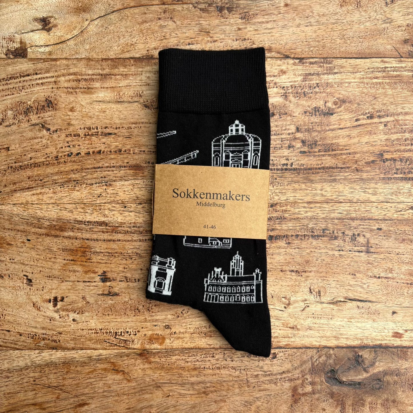 Zwarte Middelburg sokken met witte stadslandschapslijnen, perfect cadeau voor stadsbewonderaar