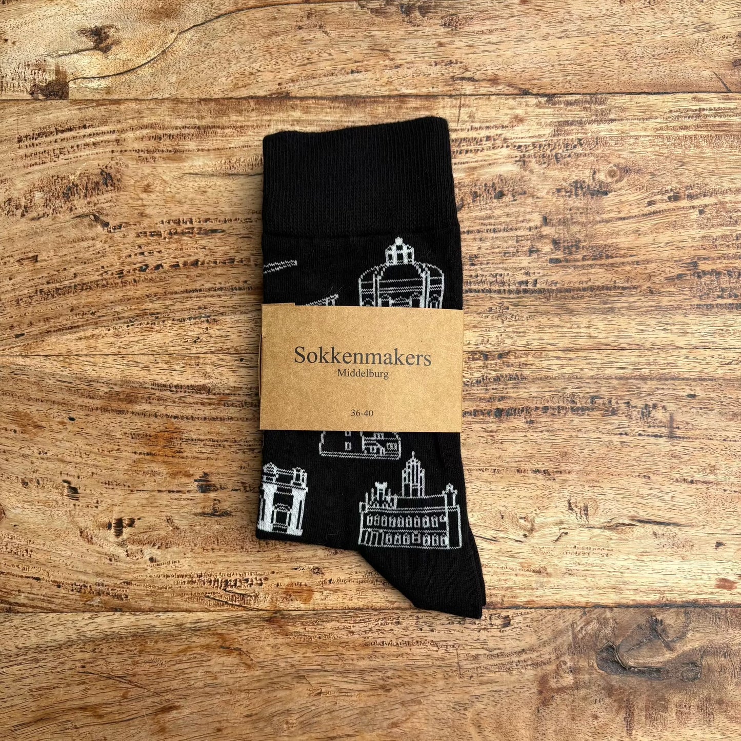Zwarte Middelburg-sokken met witte tekeningen van iconische gebouwen, perfect voor de stadjf