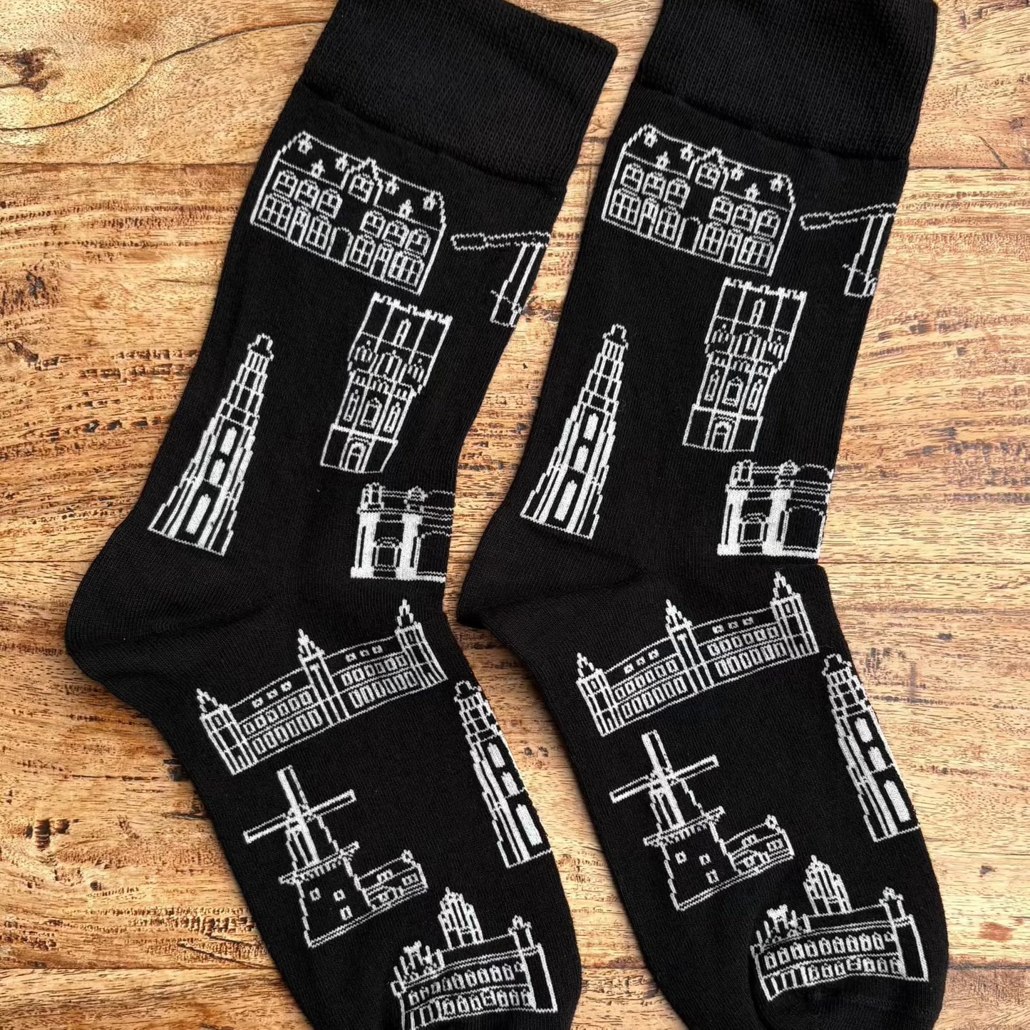 Zwarte Middelburg sokken sierlijk versierd met witte lijntekeningen van historische stadselement