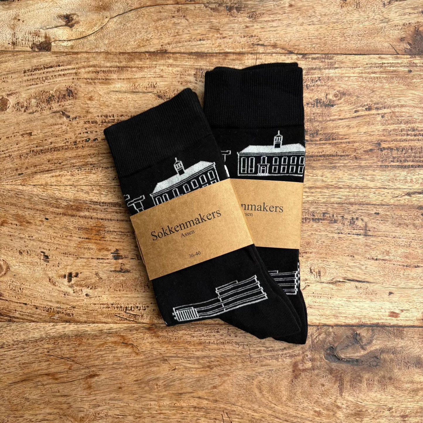 Zwarte Assen sokken versierd met iconische witgelijnde stadsgebouwen, perfect voor stedelijke architect