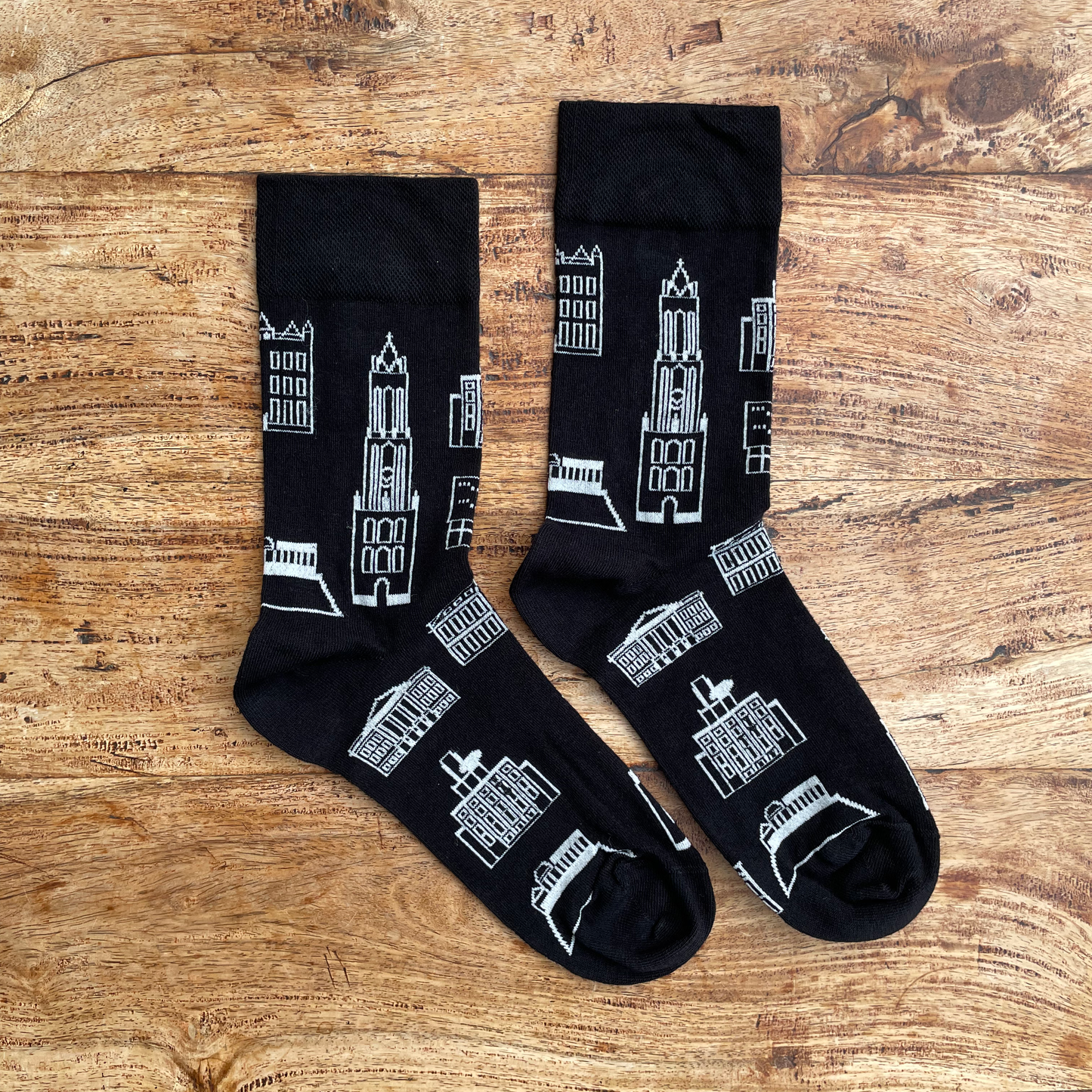 Zwarte sokken met witte lijntekeningen van iconische Utrechtse gebouwen, het ideale cadeau voor