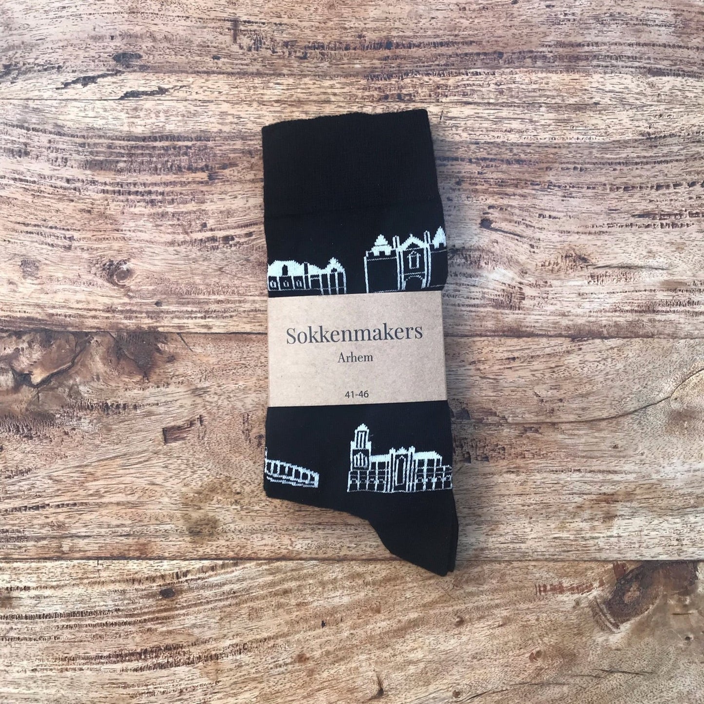Zwarte Arnhem sokken met witte lijntekening van iconische stadspanden, cadeau-idee voor st
