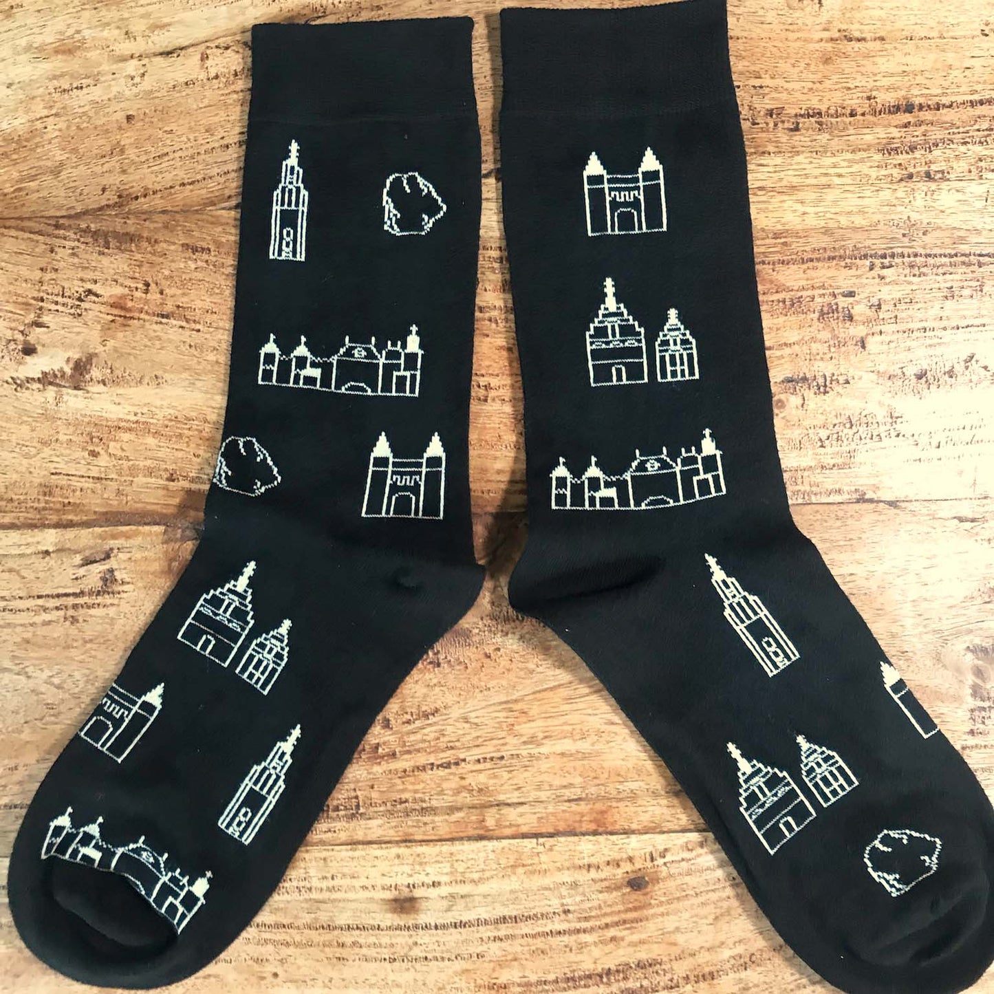 Zwarte Amersfoort sokken versierd met iconische witte stadsgezichten, een stijlvolle
