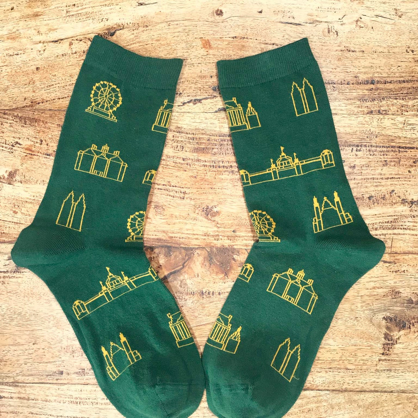 Unieke, hoogwaardige zwarte sokken met een artistieke witte lijntekening van iconische gebouwen in