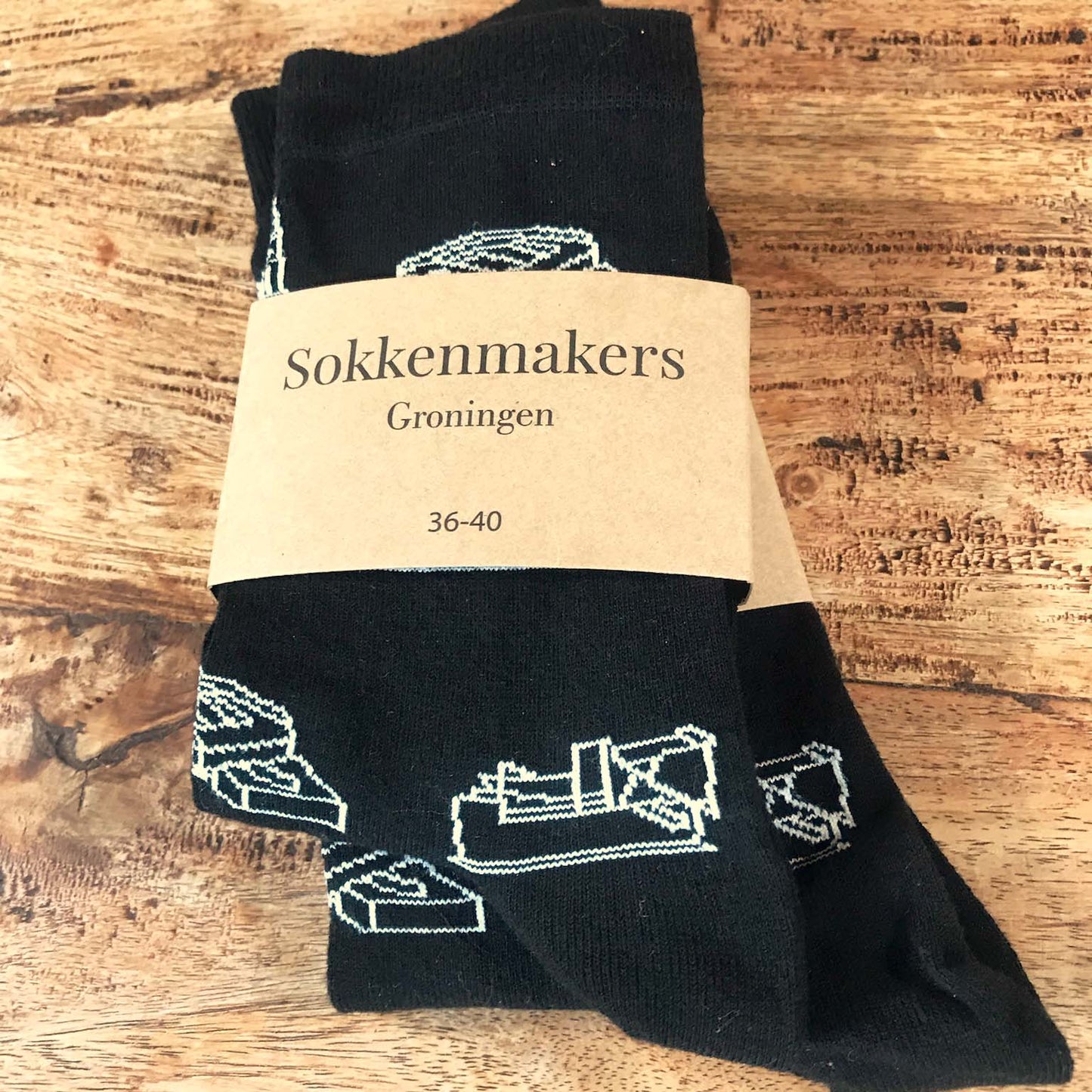 Zwarte Groningen sokken versierd met iconische gebouwen, perfect voor stedelijke geschiedenisliefheb