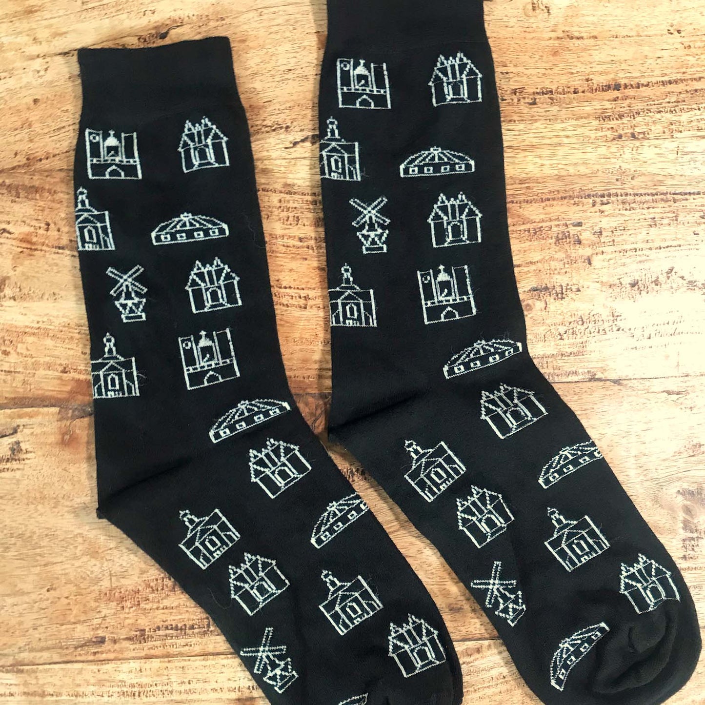 Zwarte Haarlem sokken, geaccentueerd met iconische stadssilhouetten, portretteren de charmante