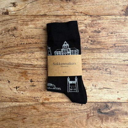 Zwarte Maastricht sokken met iconisch skyline patroon voor liefhebbers van stedelijke elegantie