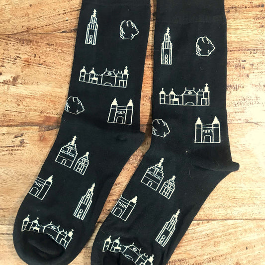 Zachte, hoogwaardige sokken met witte iconische Amersfoortse architectuur op een zwarte achtergrond - perfect
